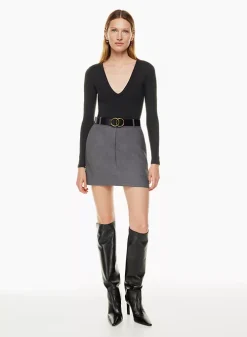 Babaton Formarib V-neck Longsleeve Bodysuit 11 Babaton Formarib V-neck Longsleeve Bodysuit -ARITZIA Shop f22 01 a01 101200 1274 on b