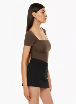 Babaton Contour Squareneck Shortsleeve T-shirt 12 Babaton Contour Squareneck Shortsleeve T-shirt -ARITZIA Shop s23 01 a01 104190 1565 on d