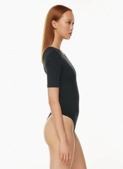 Babaton Contour Crew Halfsleeve Bodysuit 14 Babaton Contour Crew Halfsleeve Bodysuit -ARITZIA Shop s23 01 a01 106662 1274 on e