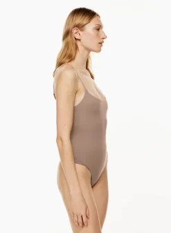 Babaton Contour Cami Bodysuit 14 Babaton Contour Cami Bodysuit -ARITZIA Shop s23 01 a01 109113 18914 on d